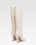 Stiefel aus vanillefarbenem Kalbsleder.