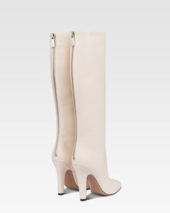 Stiefel aus vanillefarbenem Kalbsleder.