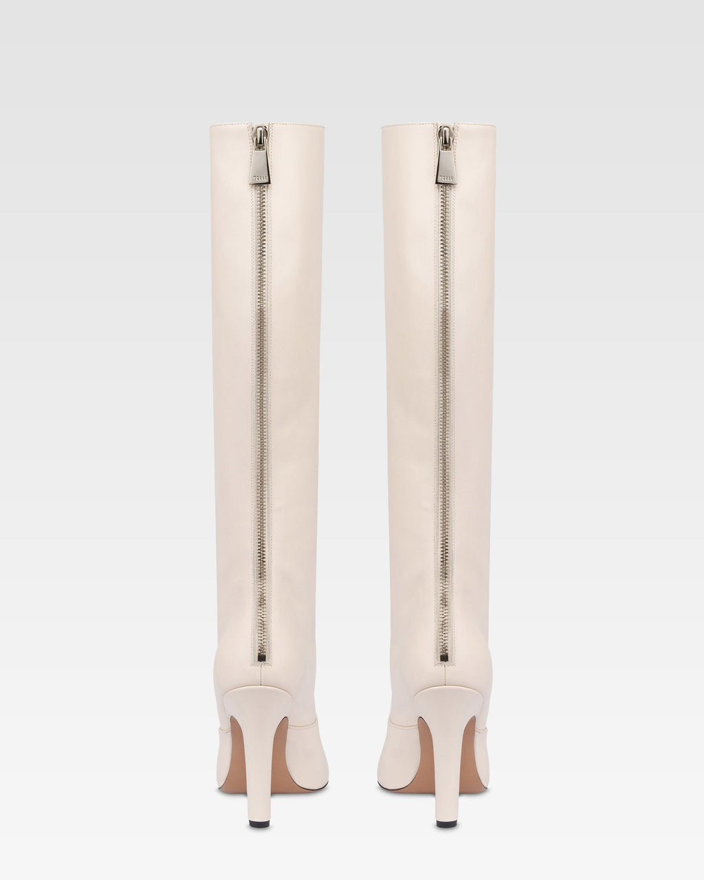 Stiefel aus vanillefarbenem Kalbsleder.