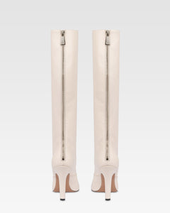 Stiefel aus vanillefarbenem Kalbsleder.