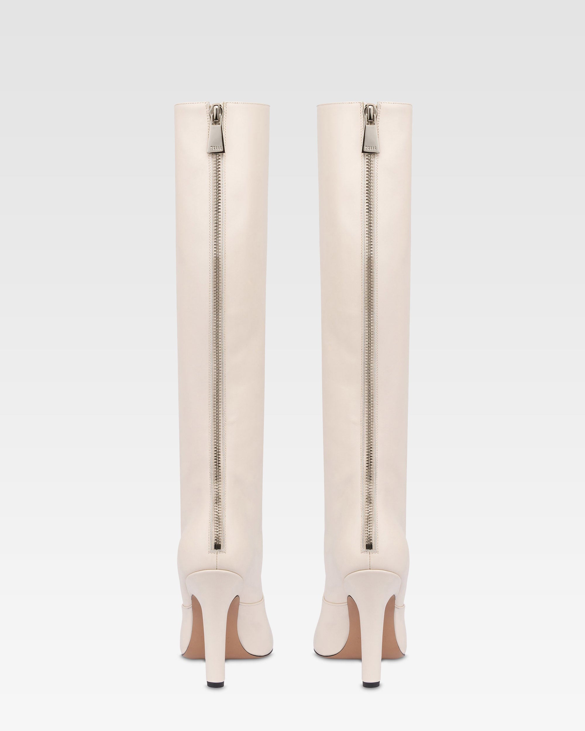 Stiefel aus vanillefarbenem Kalbsleder.