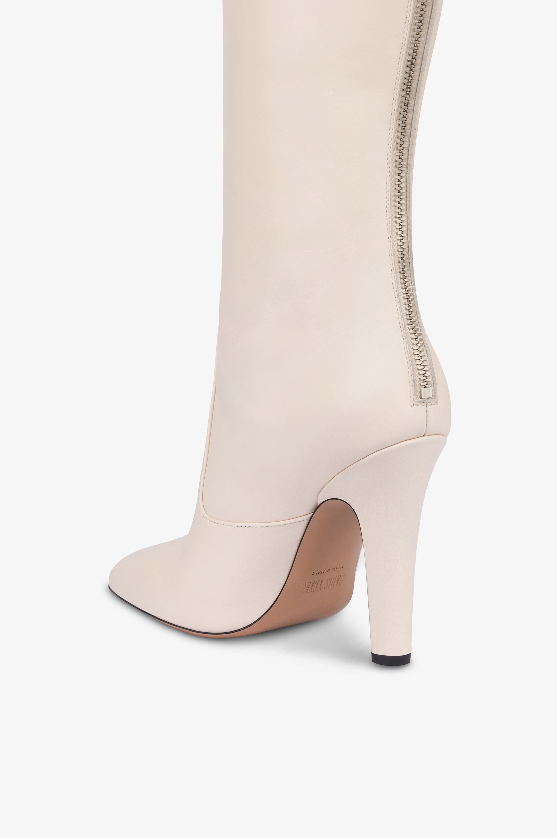 Boots in vanilla calf leather.