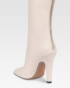 Stiefel aus vanillefarbenem Kalbsleder.