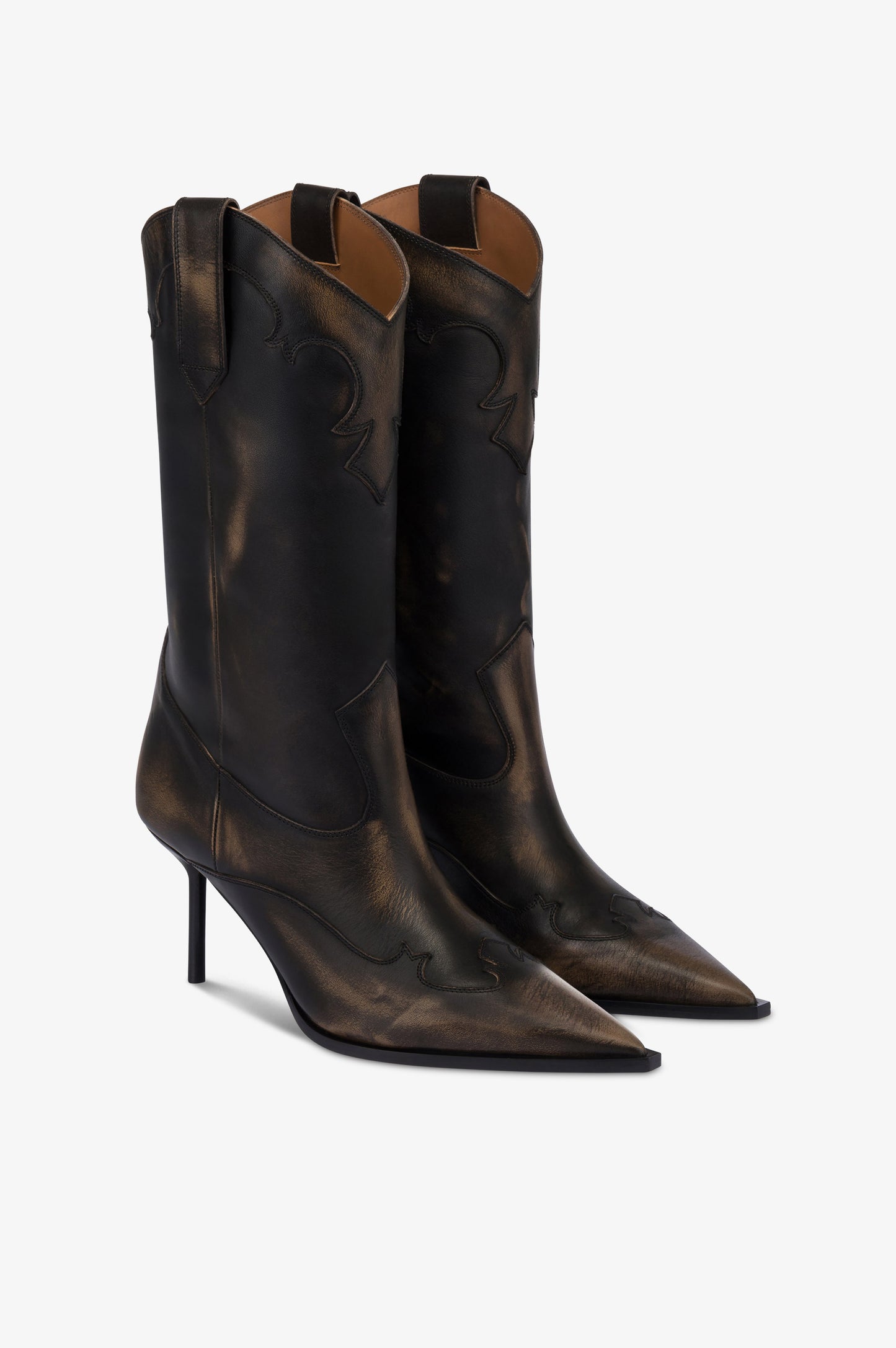 Botas de piel cepillada de color negro.