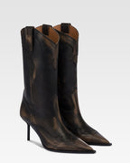 Botas de piel cepillada de color negro.