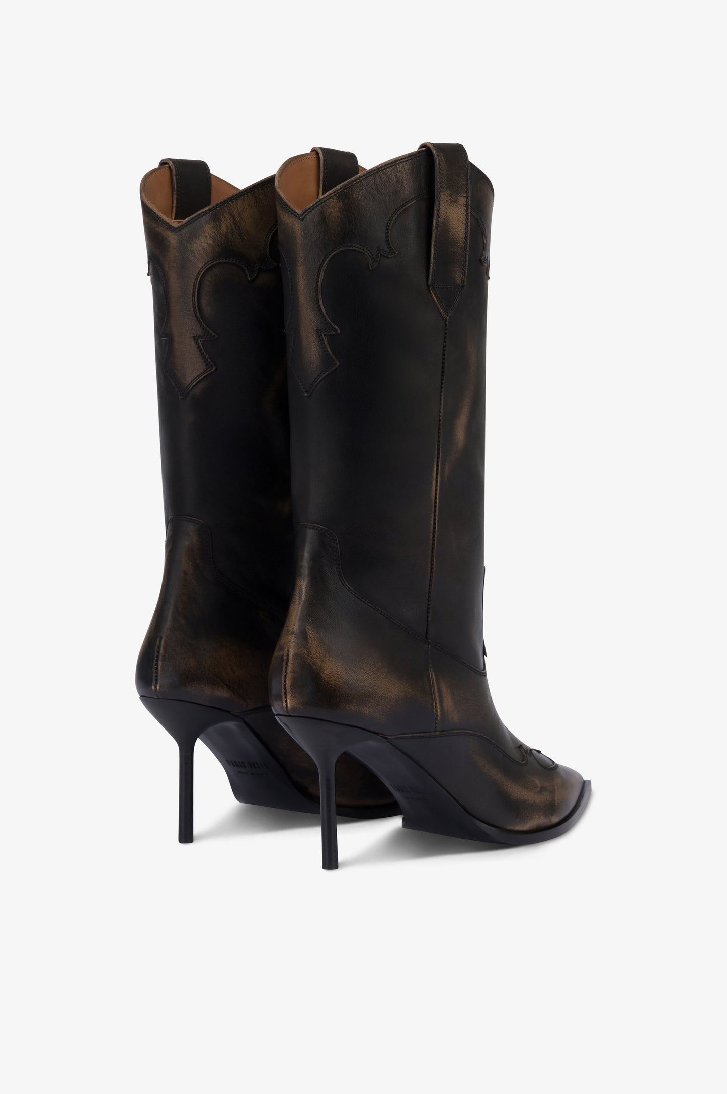 Botas de piel cepillada de color negro.