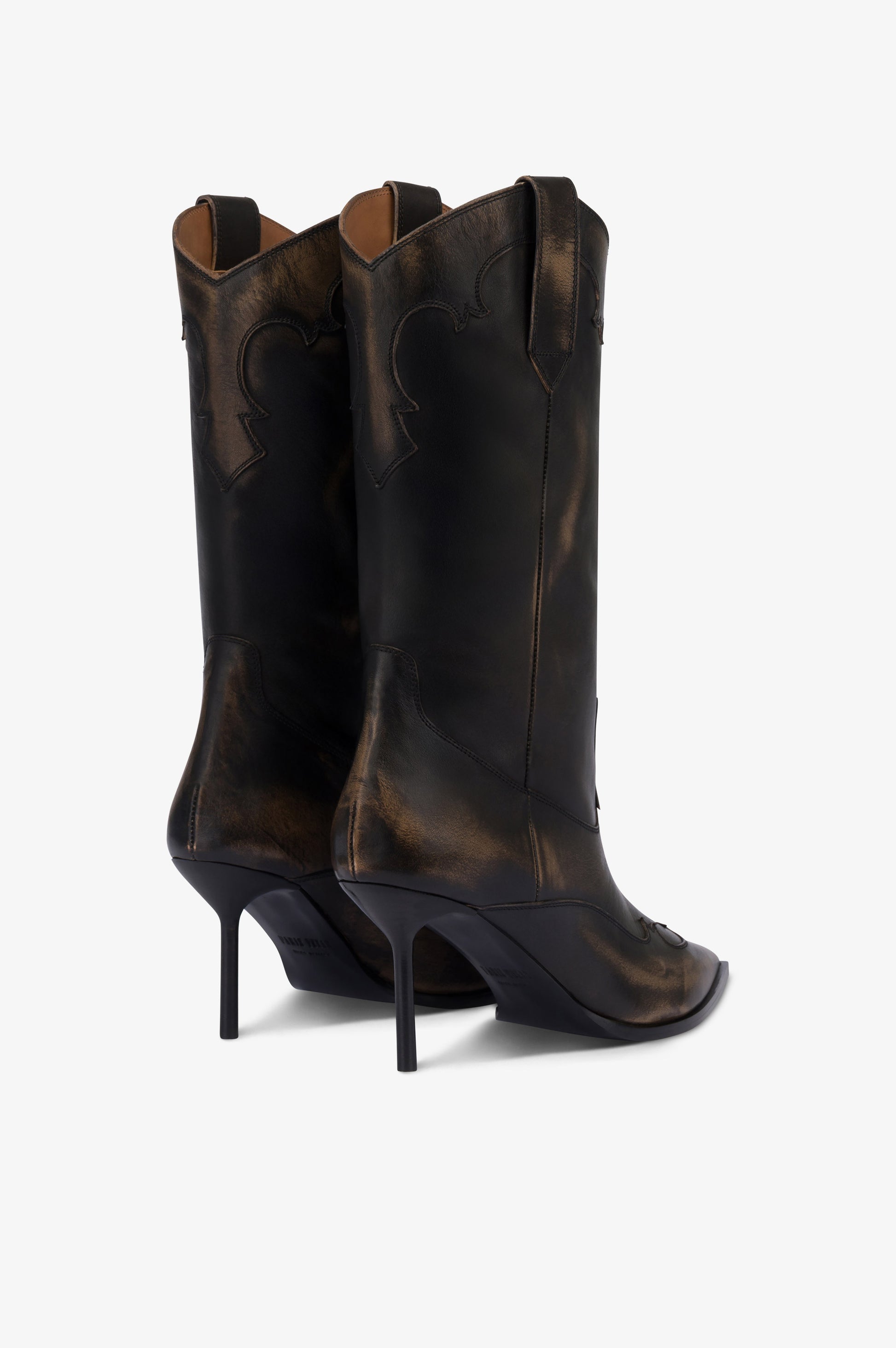 Botas de piel cepillada de color negro.