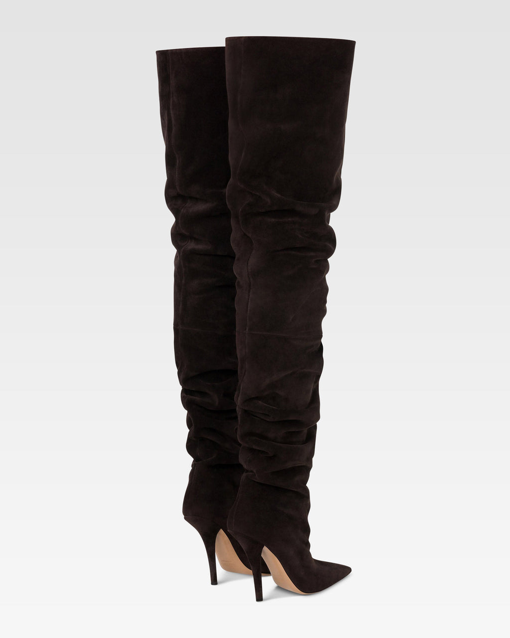 Kniehohe Stiefel aus tiefschwarzem Veloursleder.