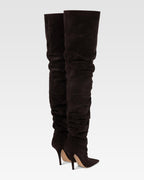 Kniehohe Stiefel aus tiefschwarzem Veloursleder.