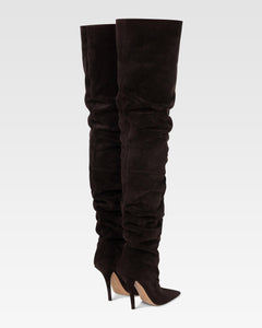 Kniehohe Stiefel aus tiefschwarzem Veloursleder.