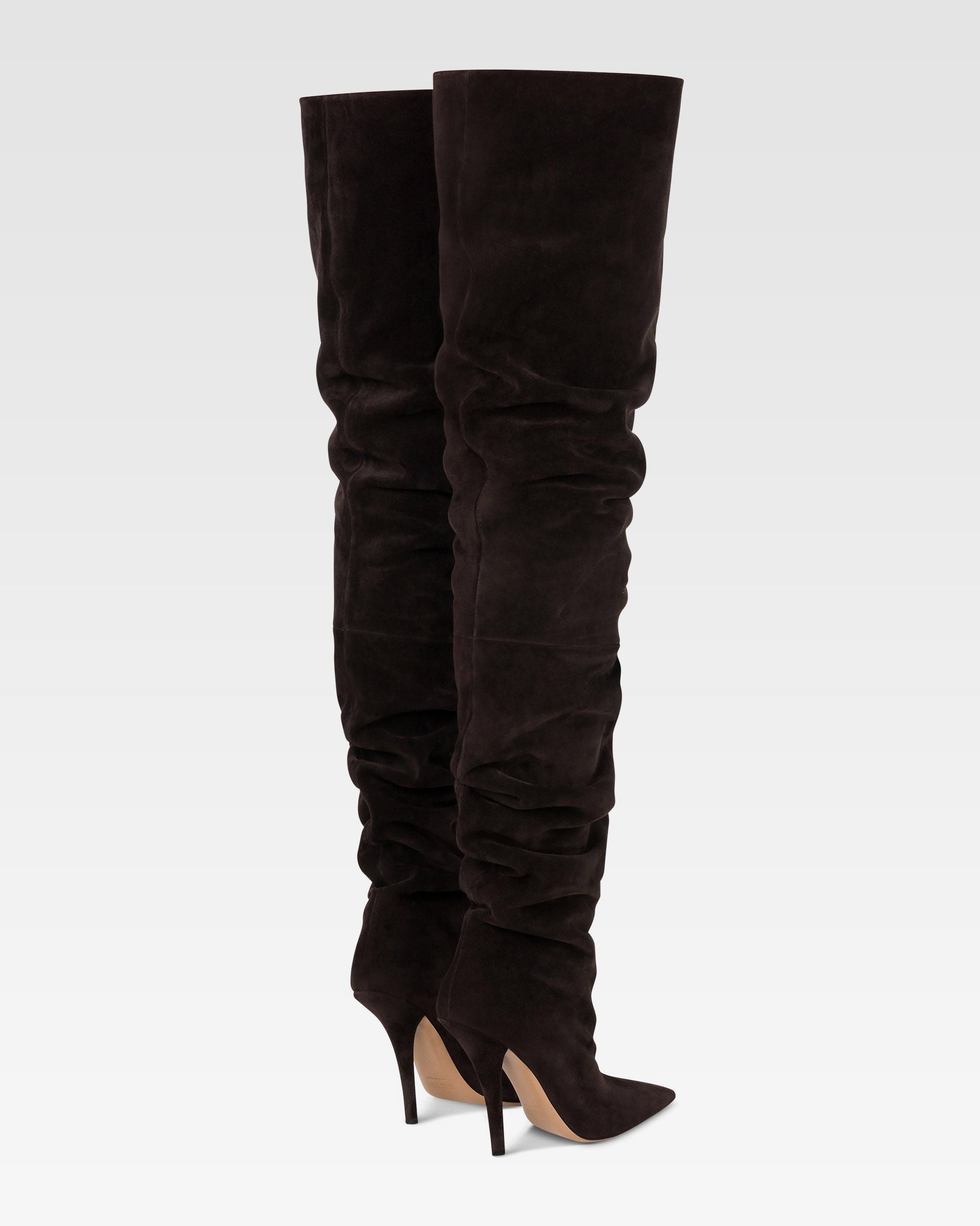 Kniehohe Stiefel aus tiefschwarzem Veloursleder.