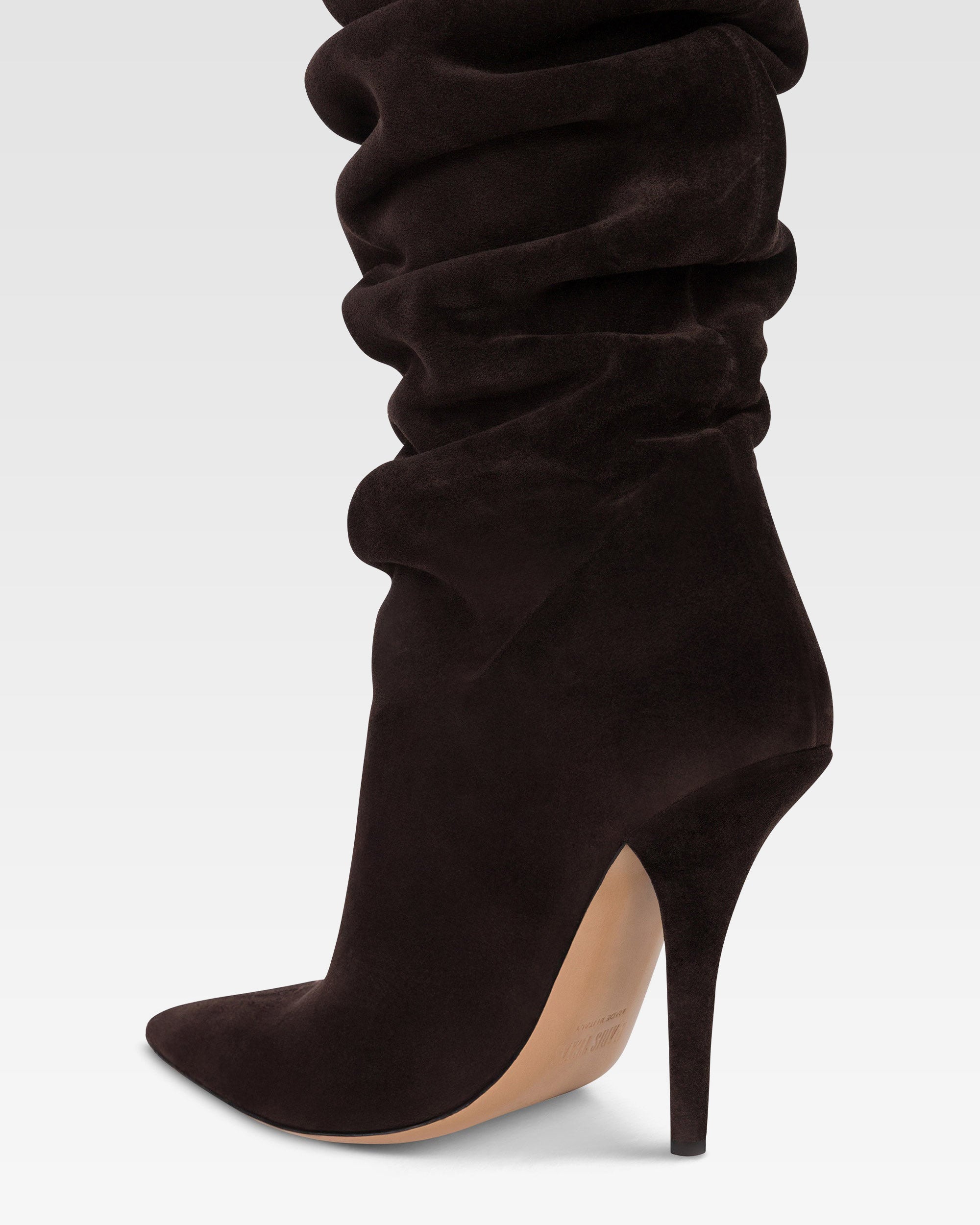 Kniehohe Stiefel aus tiefschwarzem Veloursleder.