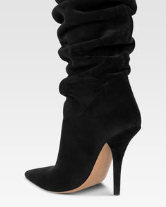 Kniehohe Stiefel aus schwarzem Wildleder.