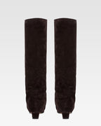 Stiefel mit Umschlag aus tiefschwarzem Kalbsveloursleder.