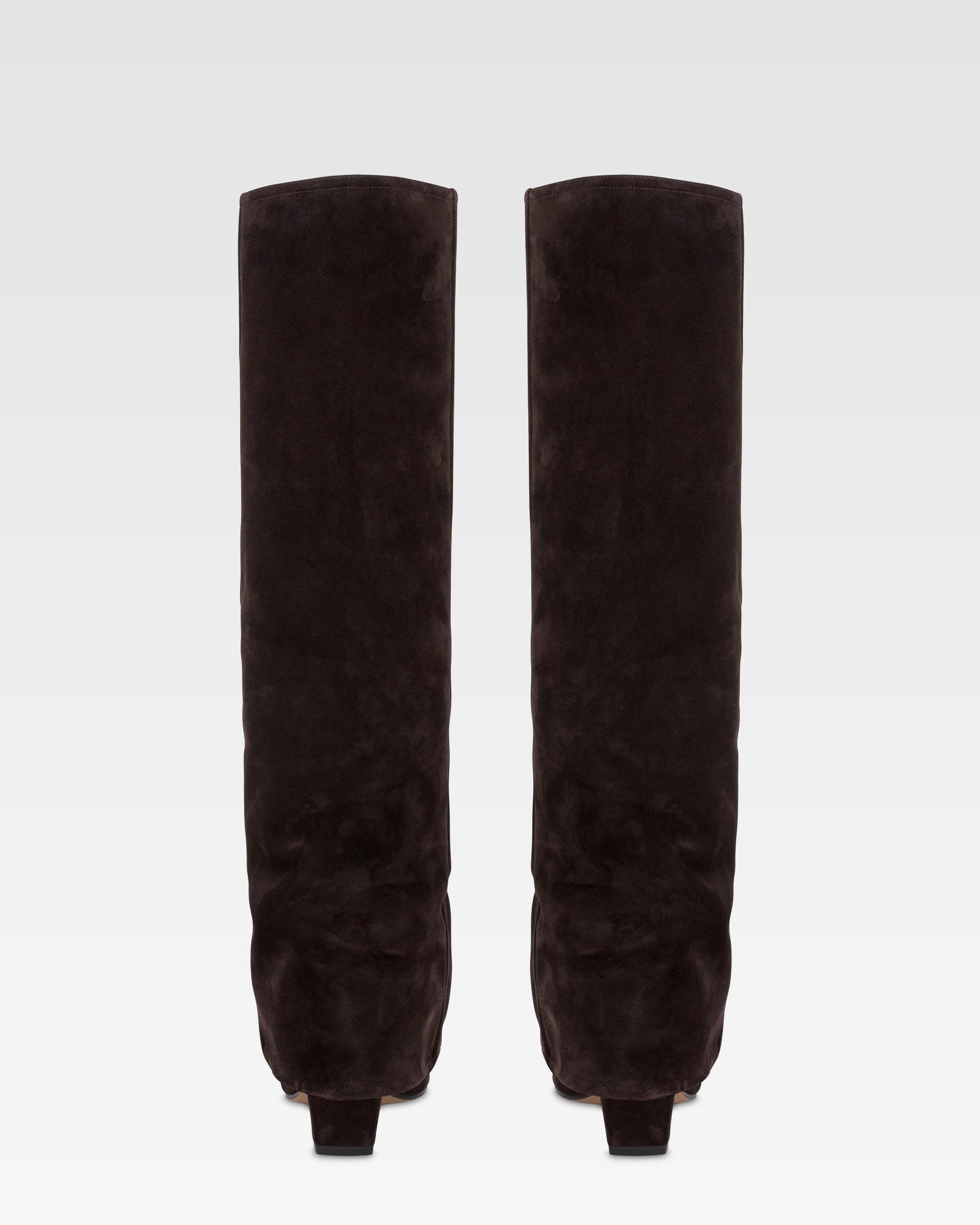 Stiefel mit Umschlag aus tiefschwarzem Kalbsveloursleder.