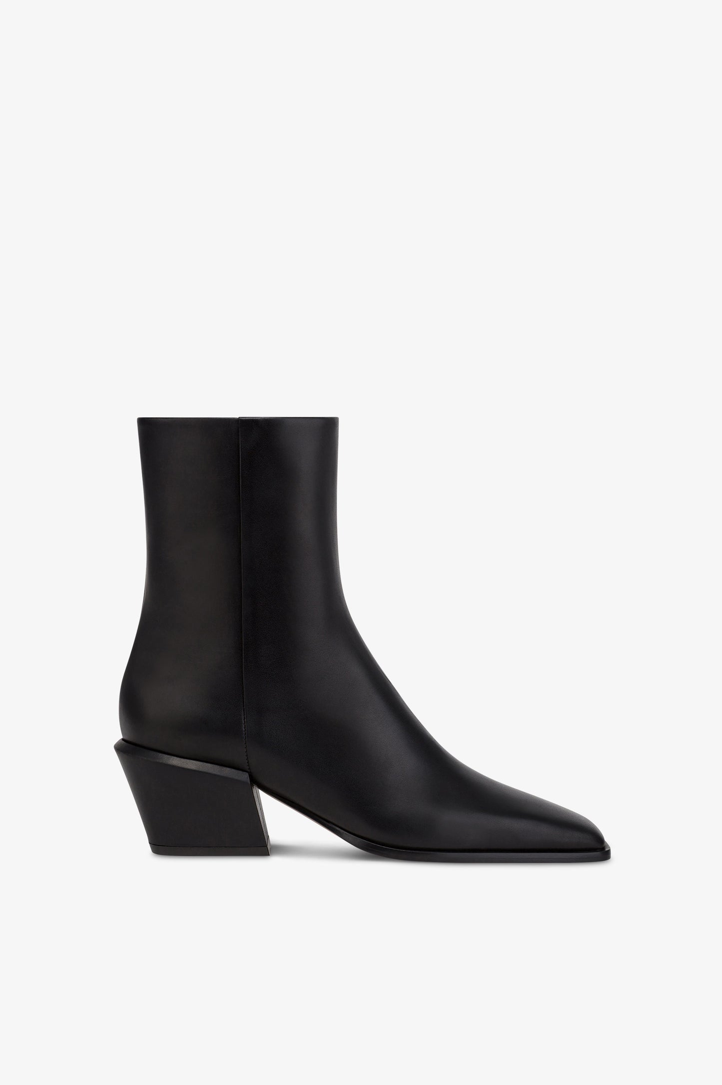 Ankle boots in black calf leather.