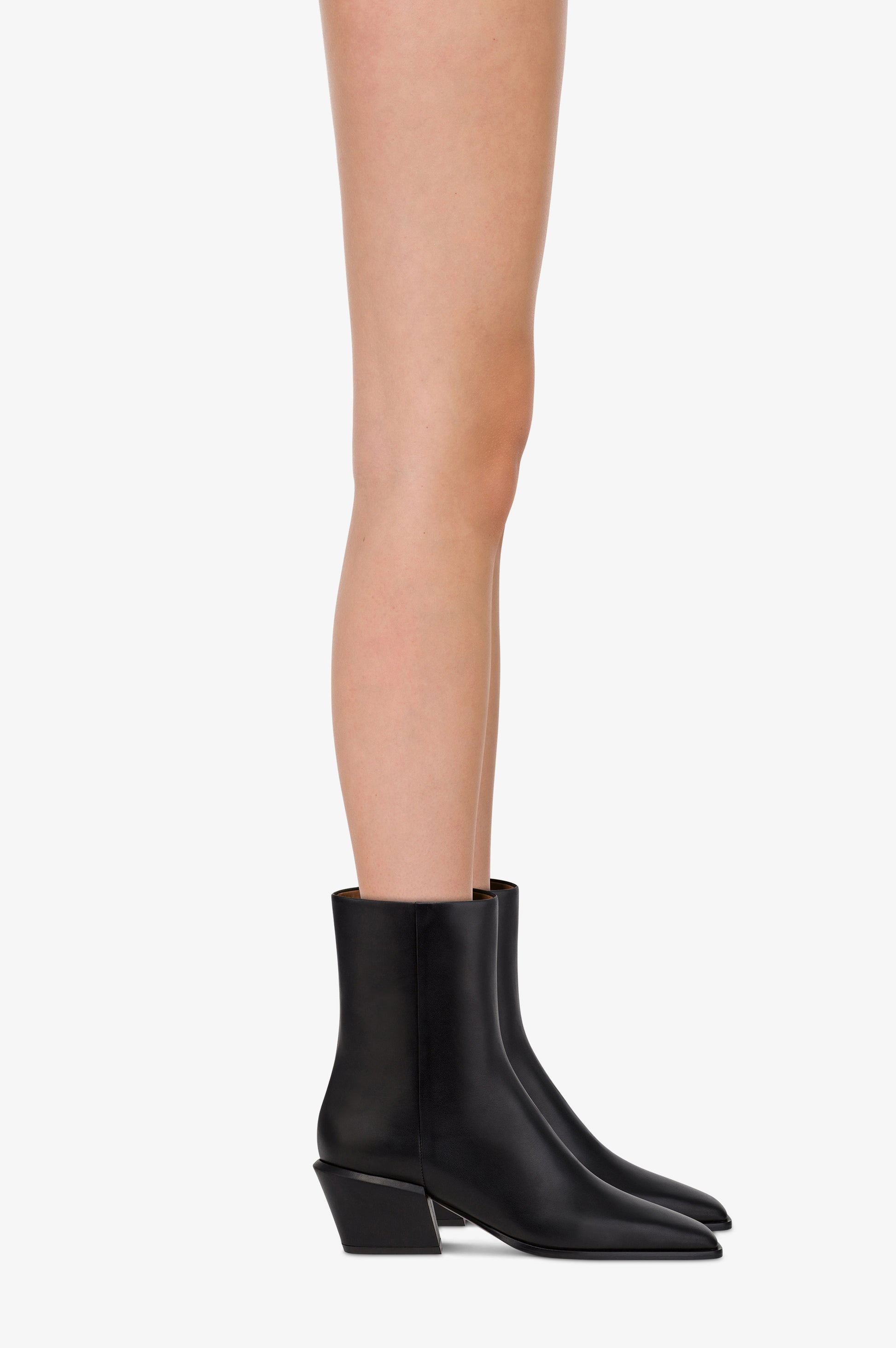 Ankle boots in black calf leather.