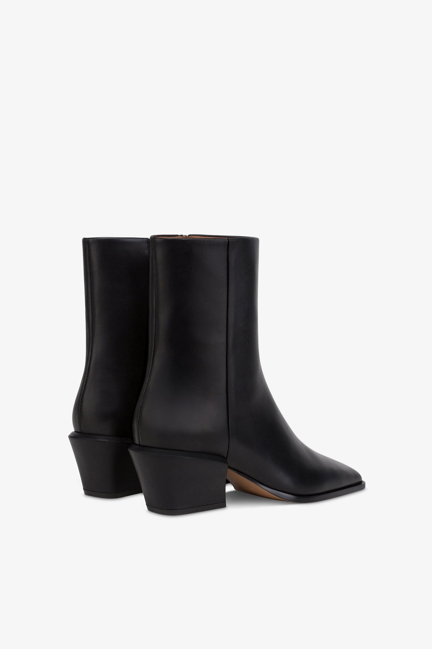 Ankle boots in black calf leather.