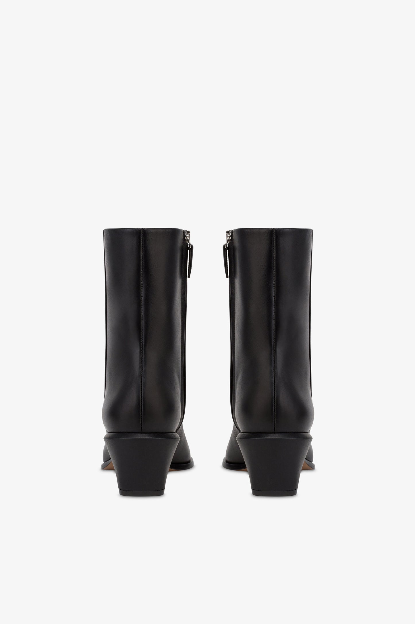 Ankle boots in black calf leather.