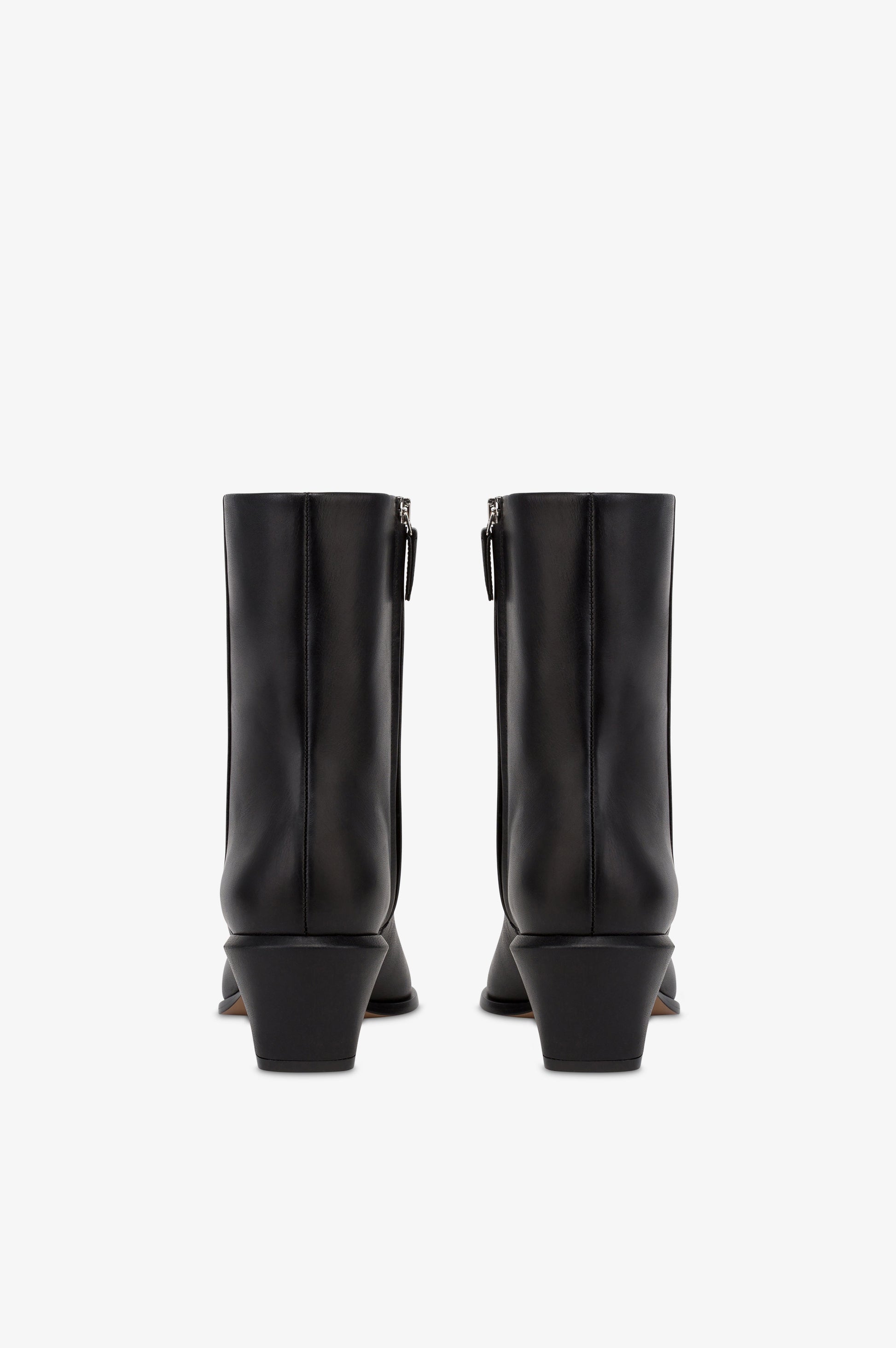 Ankle boots in black calf leather.