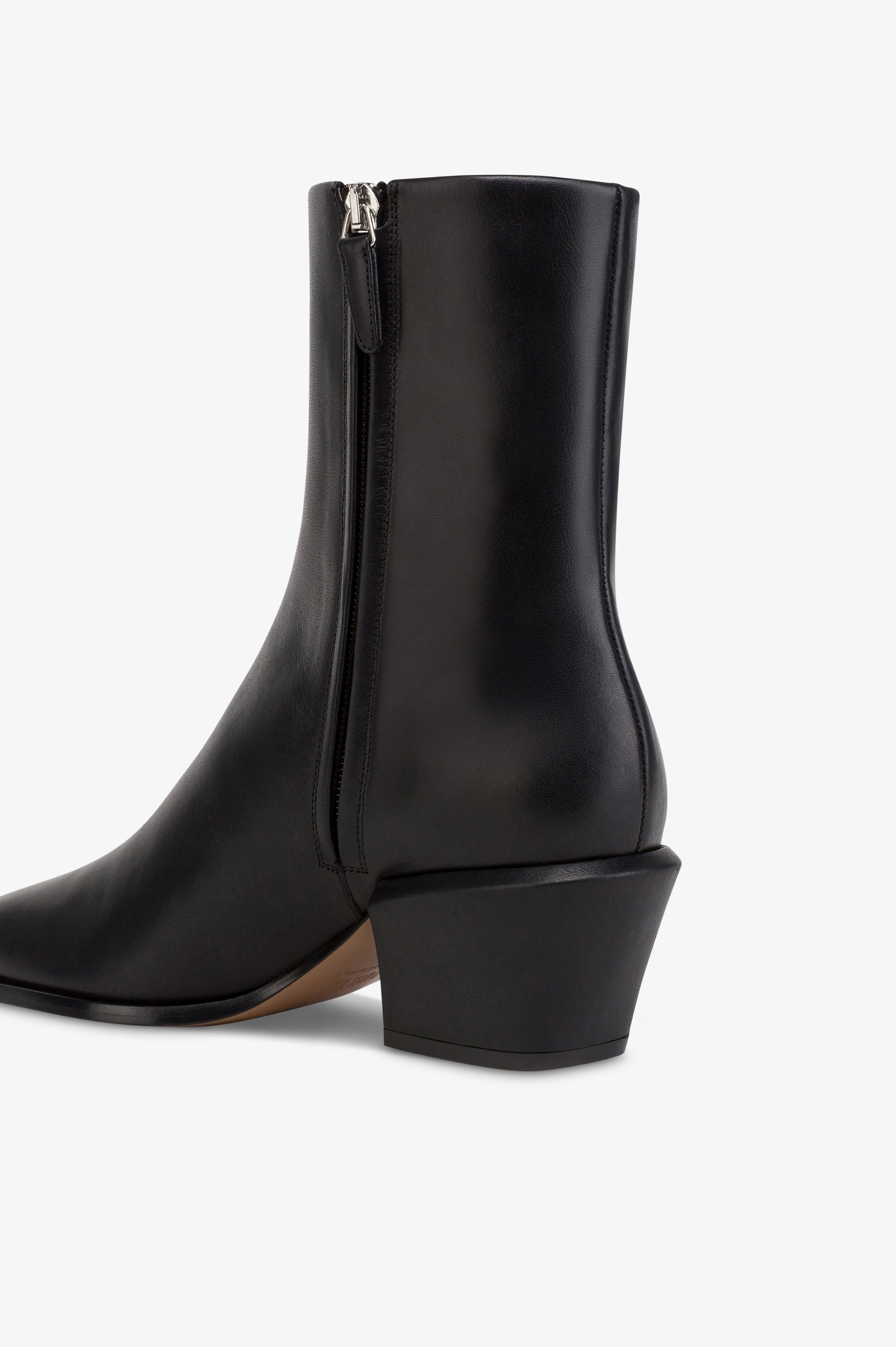 Ankle boots in black calf leather.
