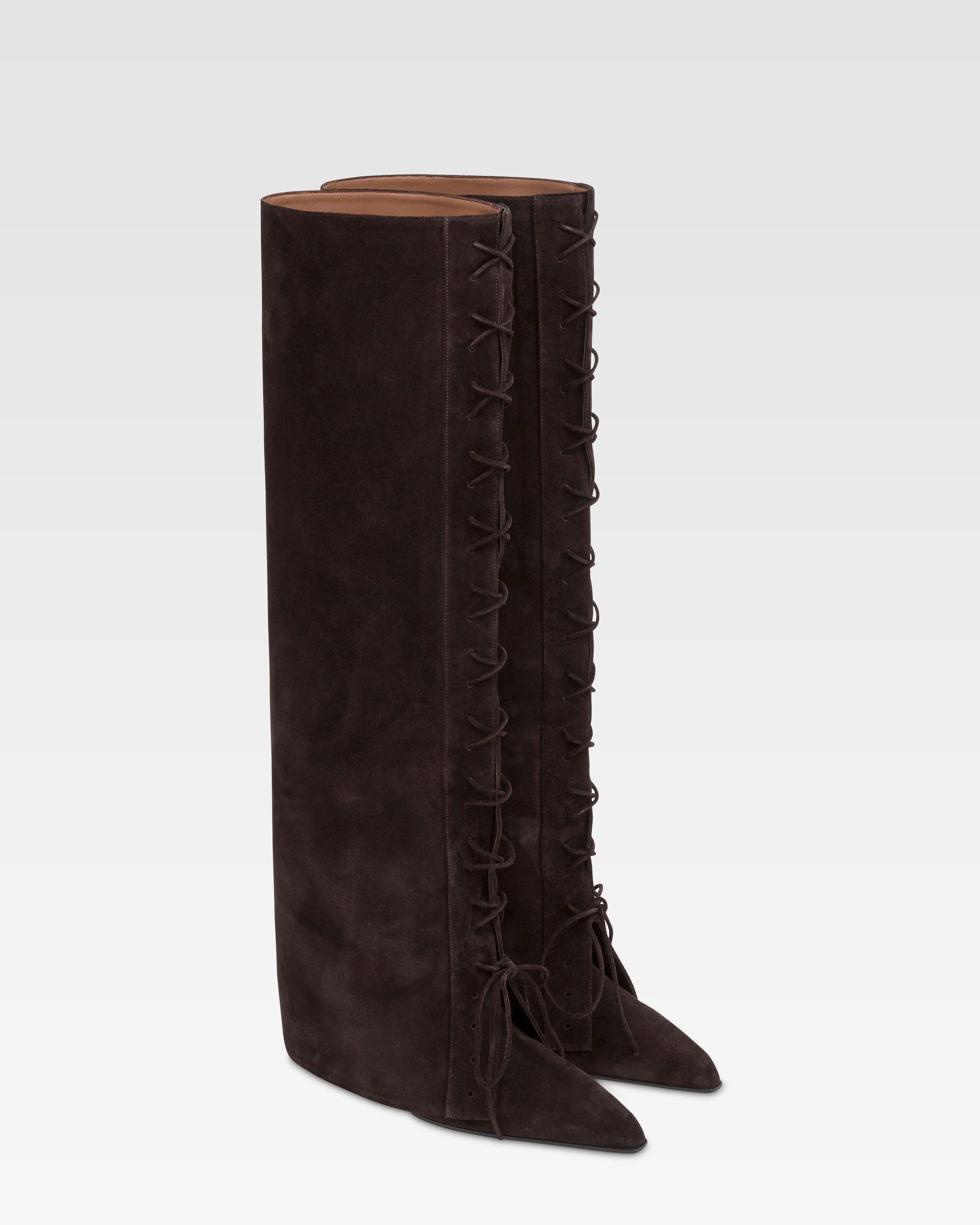 Botas <<fold-over>> de ante de becerro de color ebano.