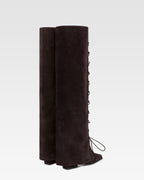 Botas <<fold-over>> de ante de becerro de color ebano.