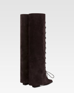 Botas <<fold-over>> de ante de becerro de color ebano.