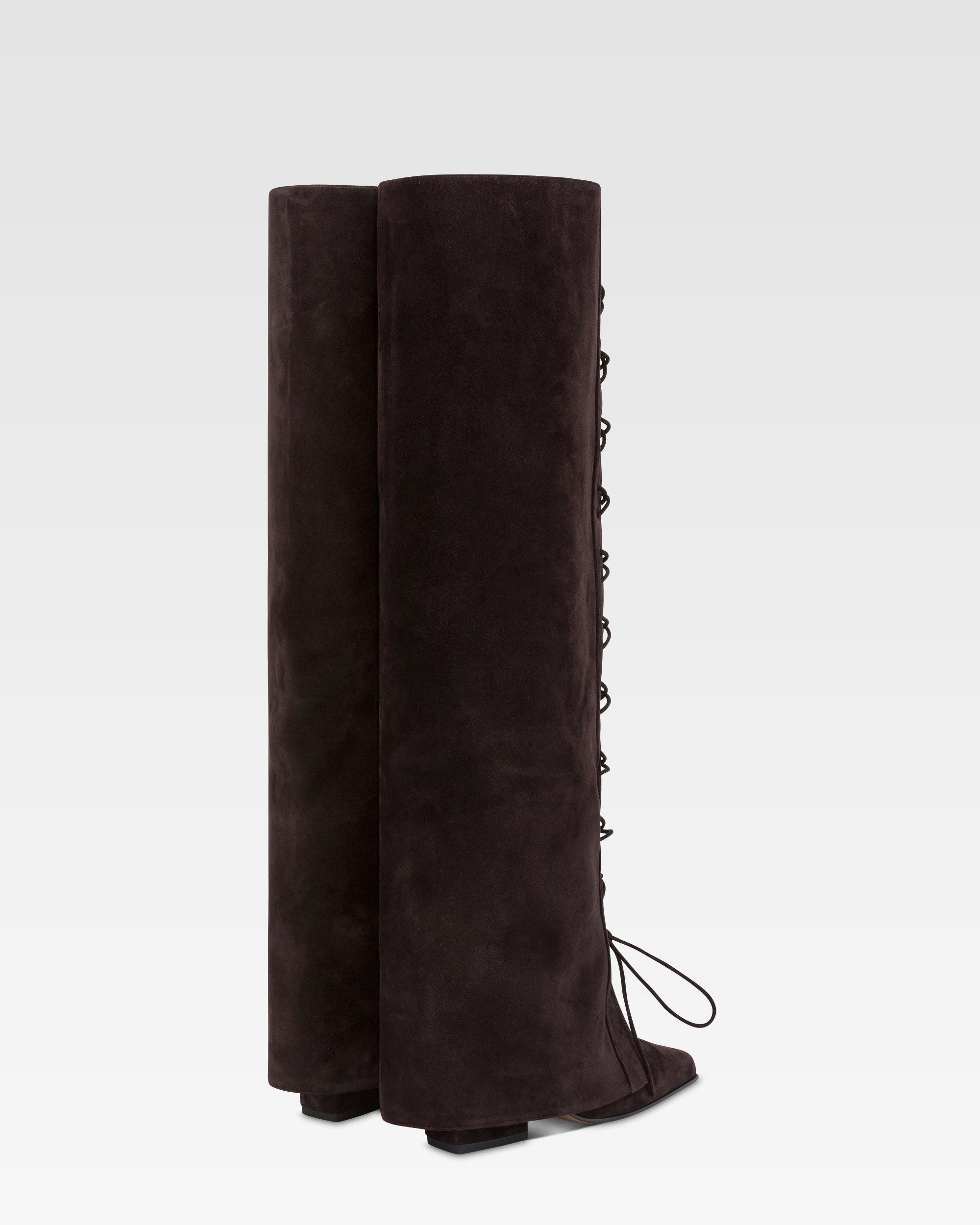 Botas <<fold-over>> de ante de becerro de color ebano.