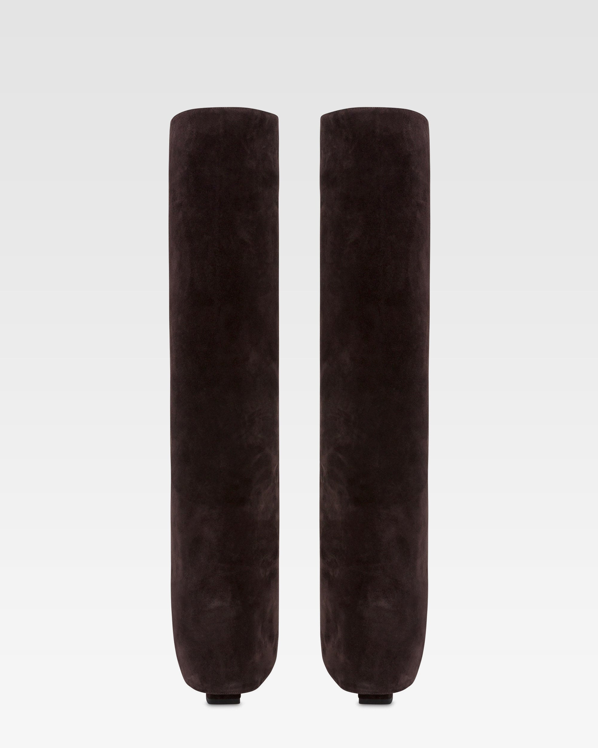 Botas <<fold-over>> de ante de becerro de color ebano.