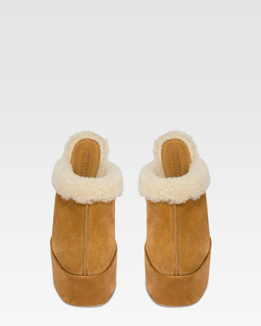 Zuecos de plataforma de piel de ante de becerro de color beis.