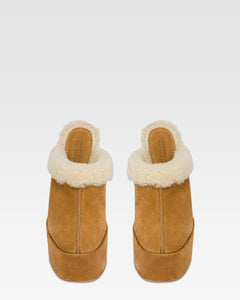 Zuecos de plataforma de piel de ante de becerro de color beis.