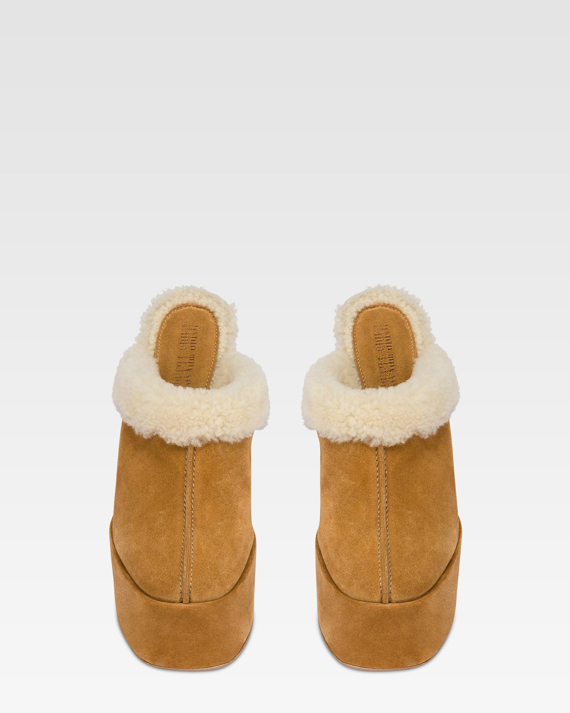 Zuecos de plataforma de piel de ante de becerro de color beis.