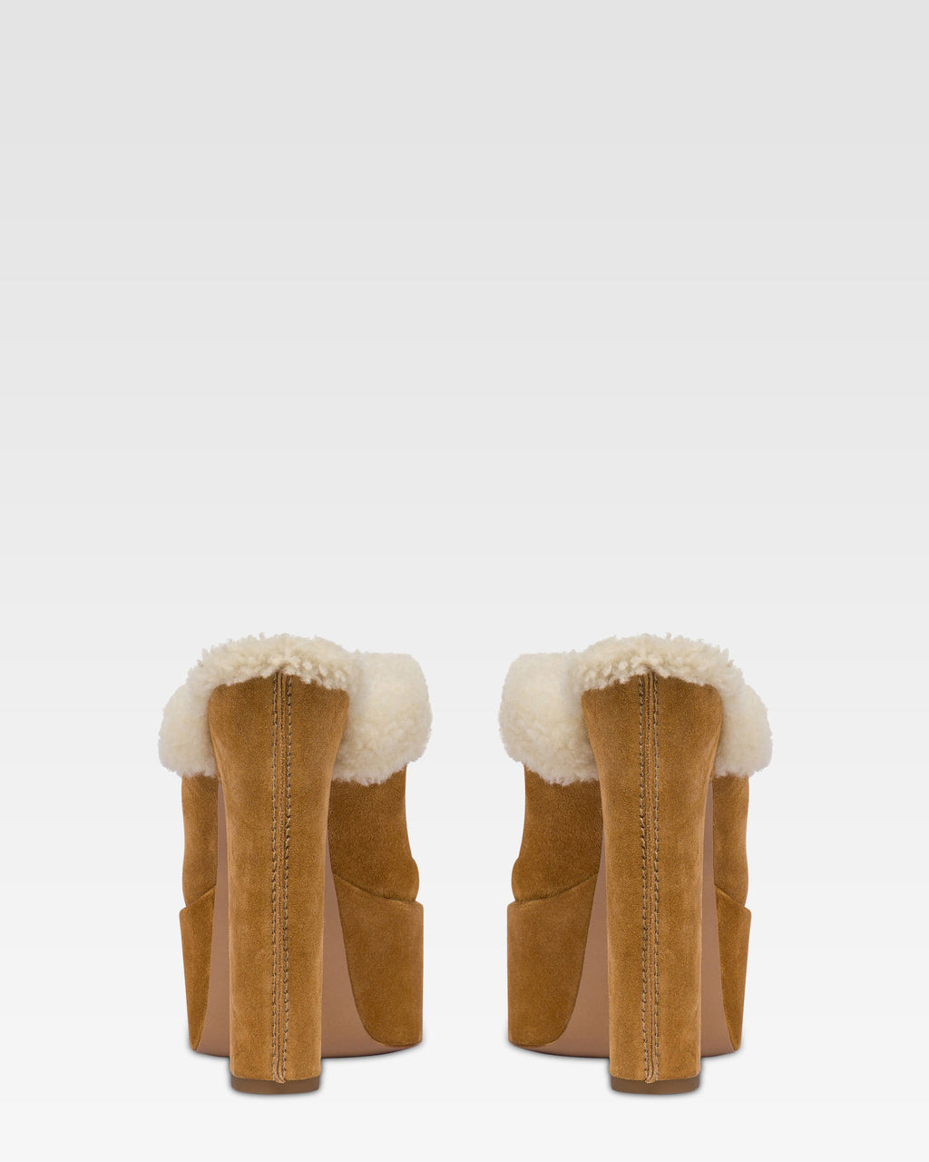 Zuecos de plataforma de piel de ante de becerro de color beis.