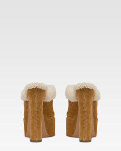 Zuecos de plataforma de piel de ante de becerro de color beis.