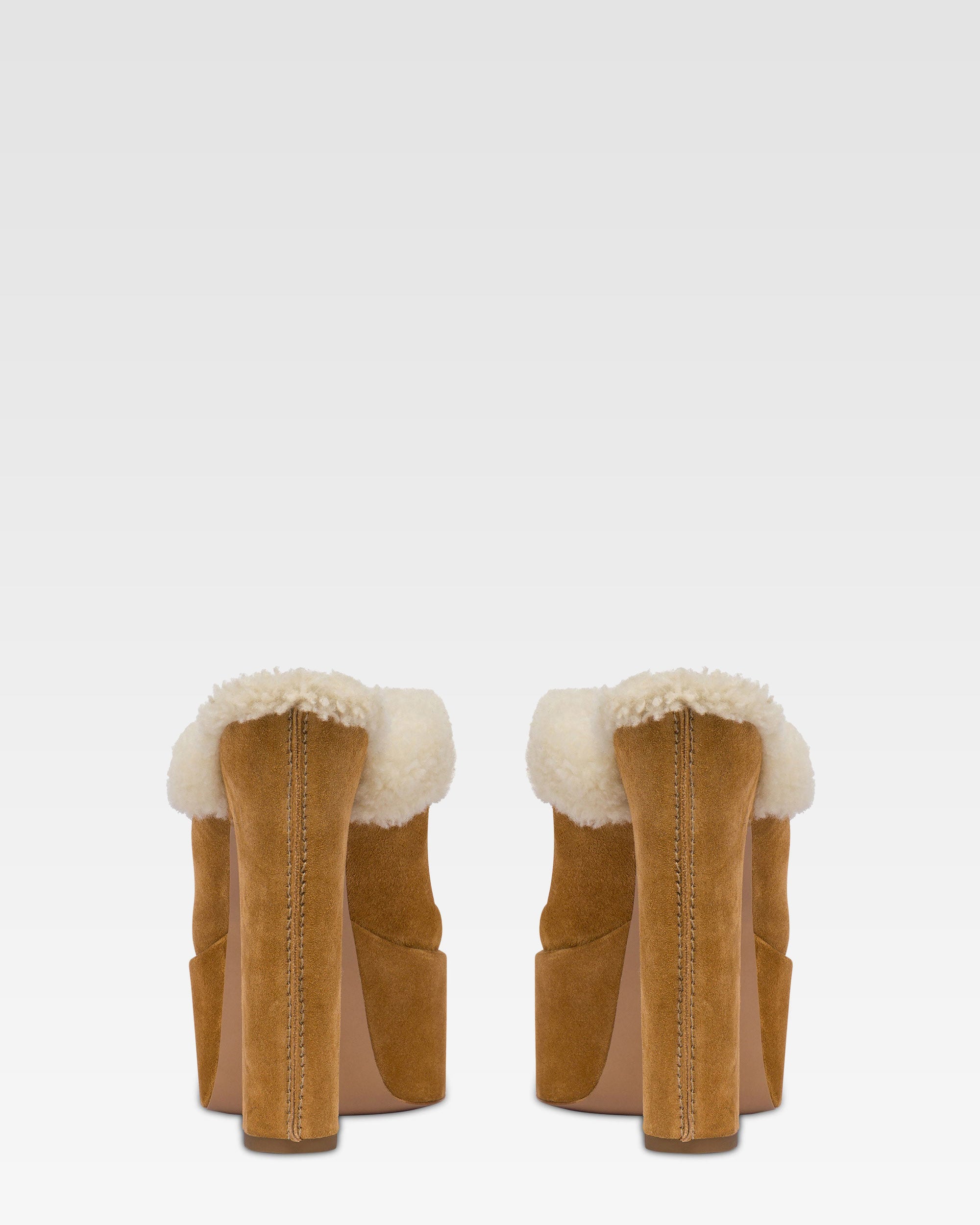 Zuecos de plataforma de piel de ante de becerro de color beis.