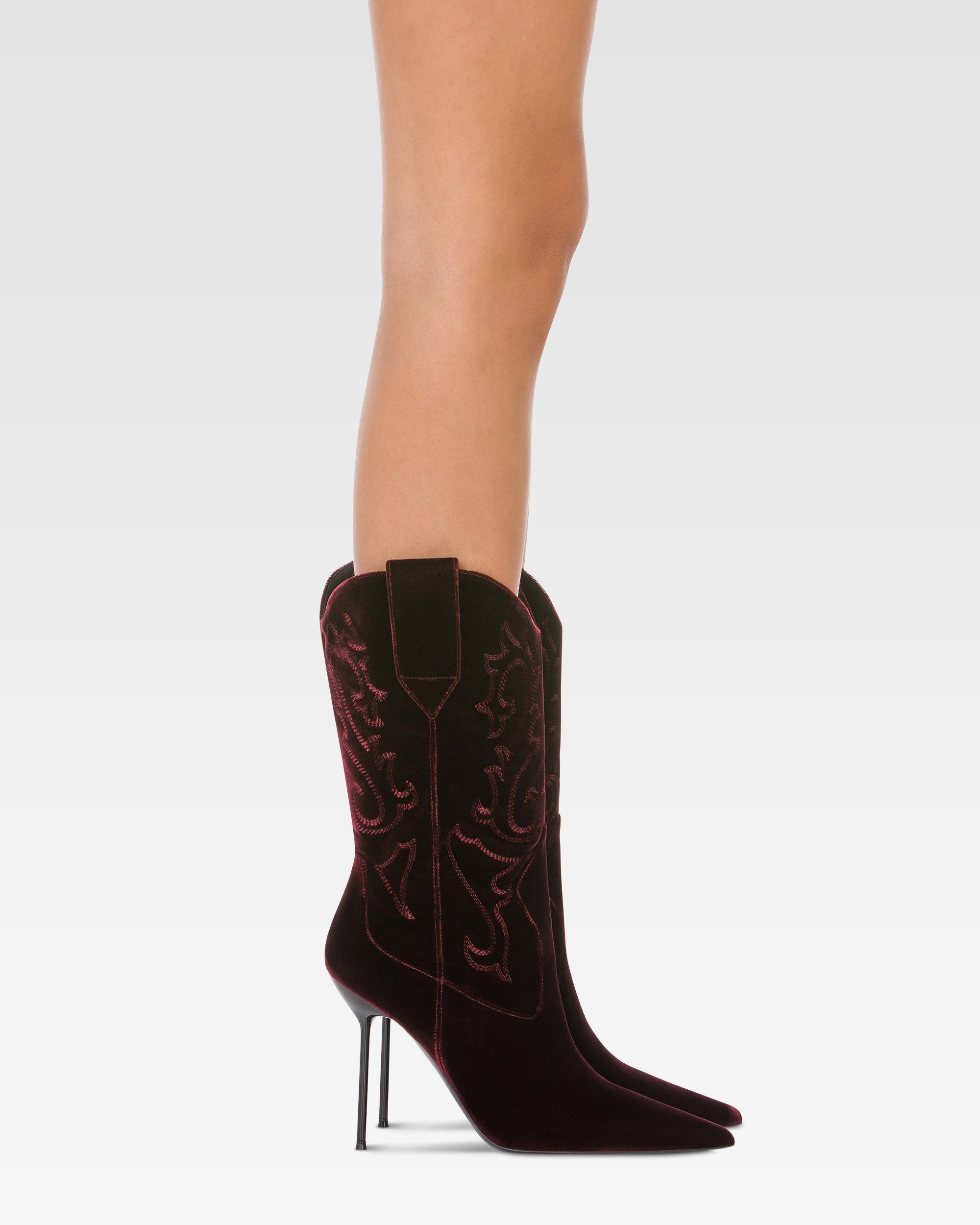 Botas de terciopelo de color <<pinot noir>>.