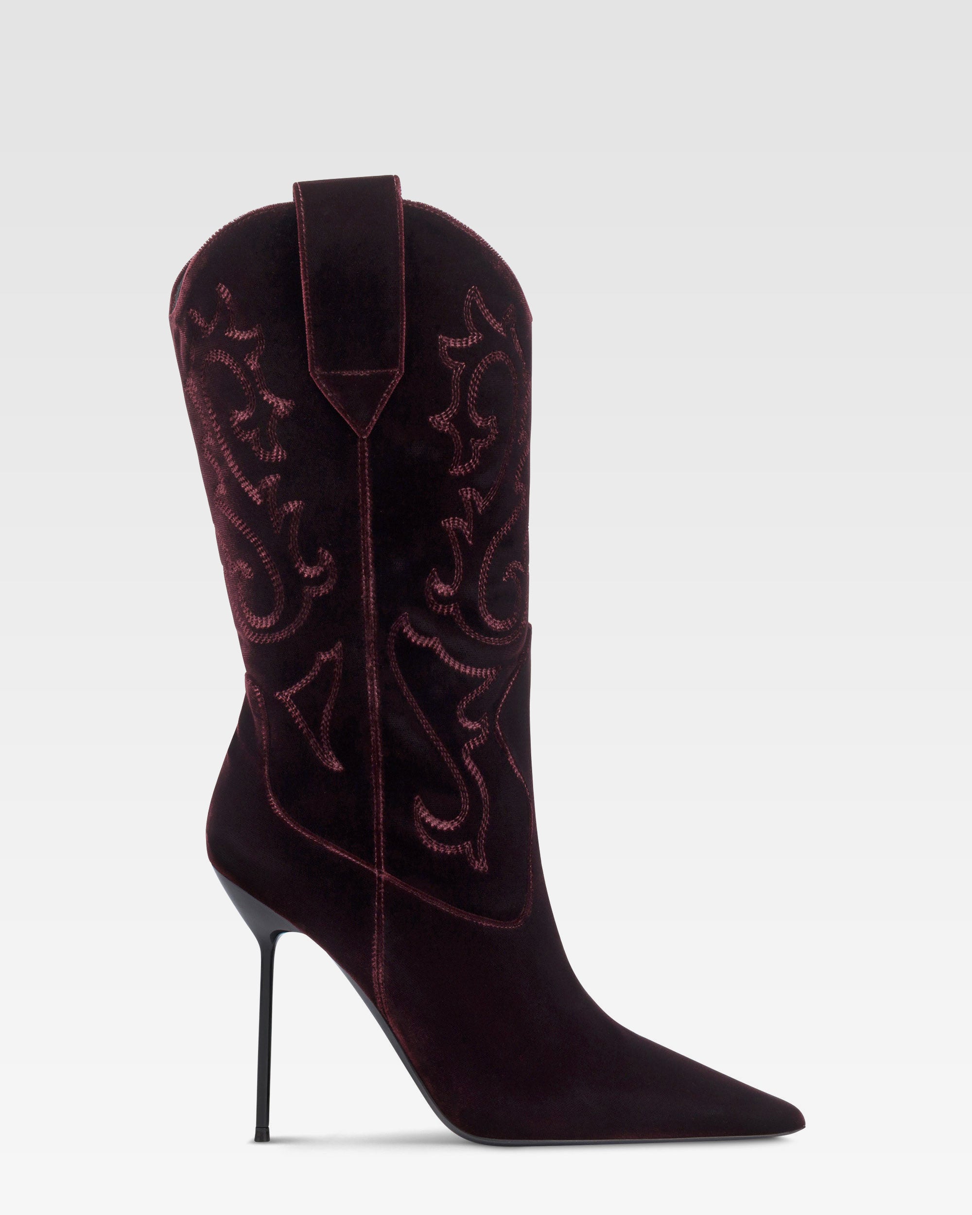 Botas de terciopelo de color <<pinot noir>>.