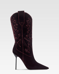 Botas de terciopelo de color negro. — <<Pinot noir>>