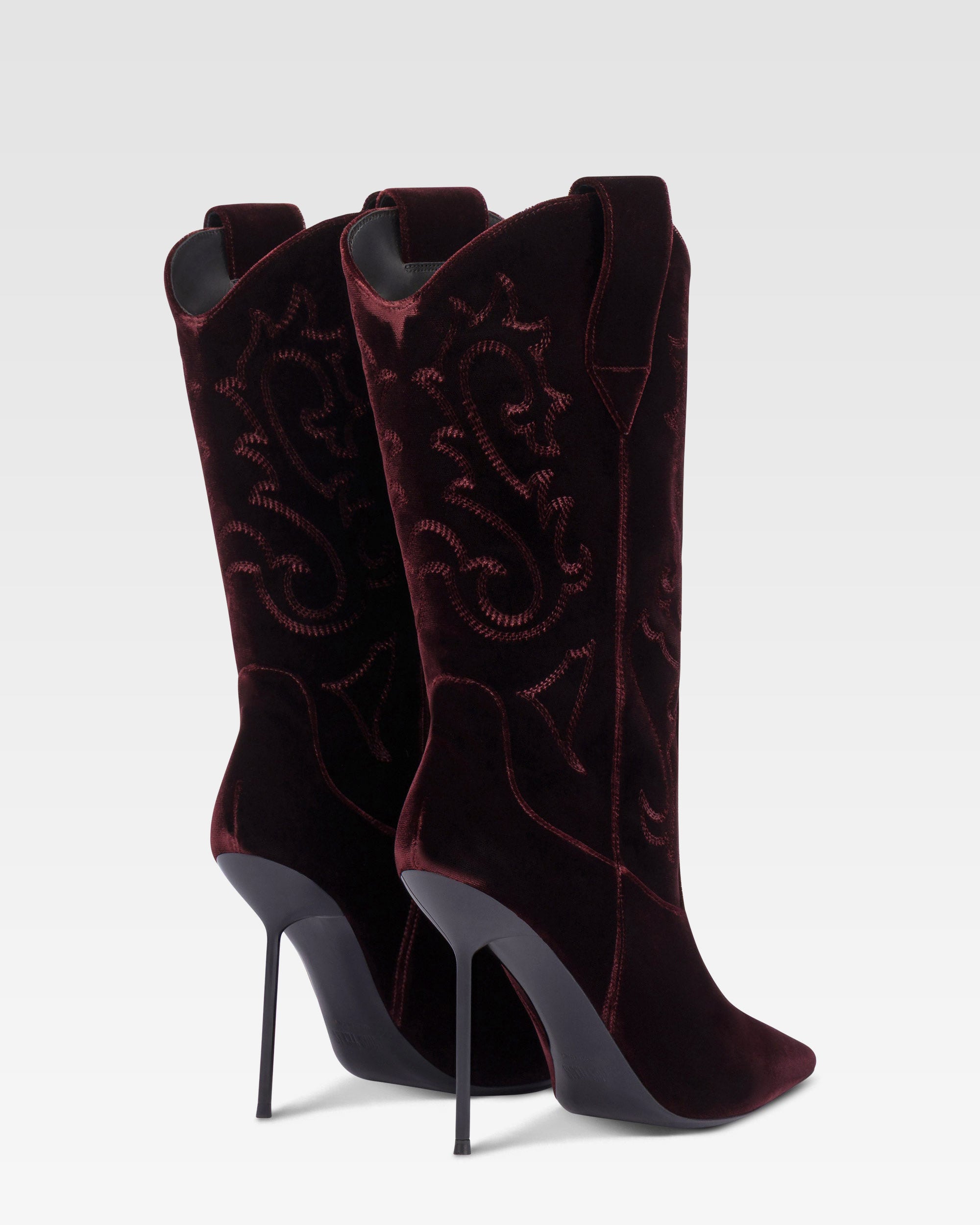 Botas de terciopelo de color <<pinot noir>>.