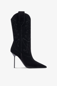 Boots in black velvet.