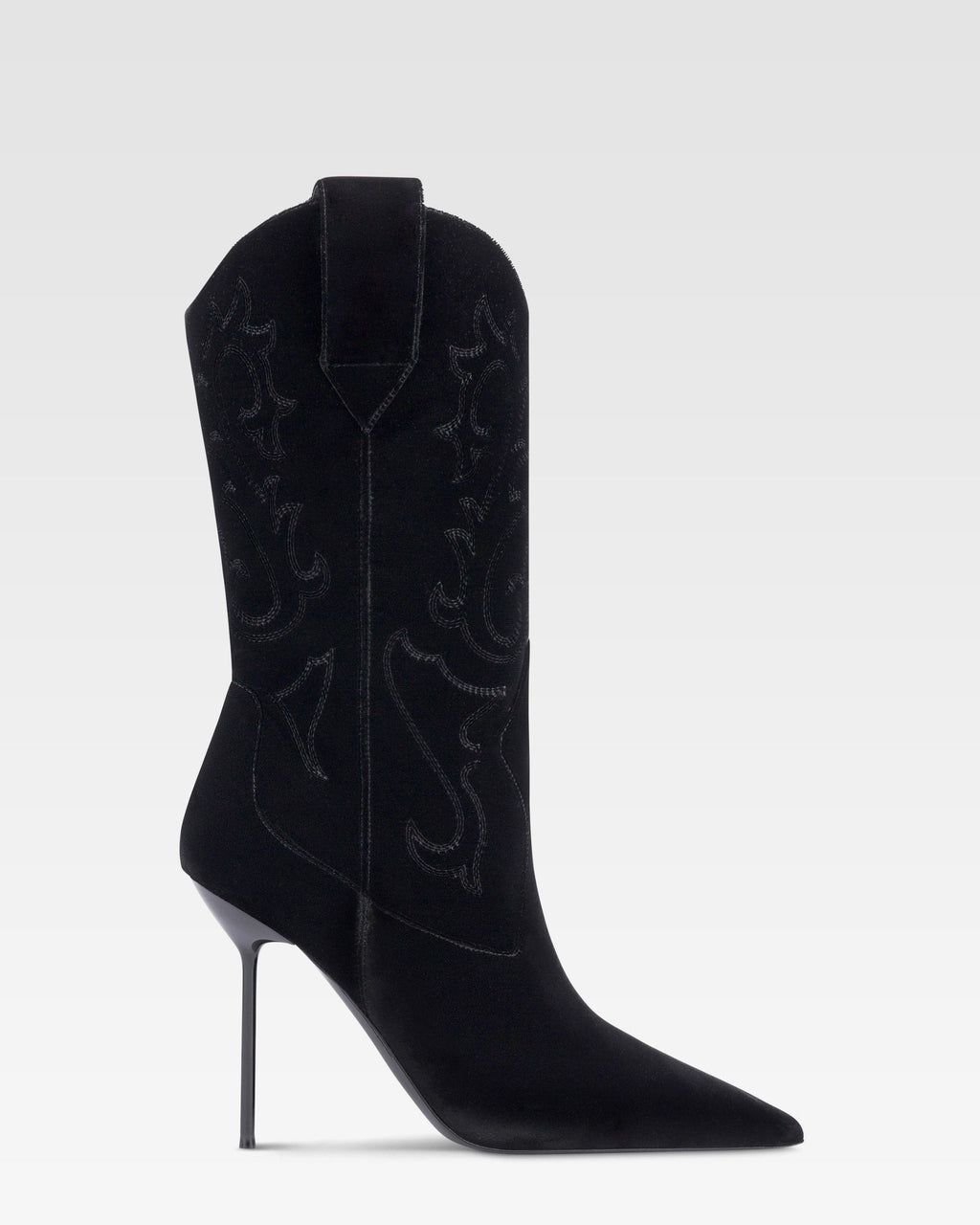 Stiefel aus schwarzem Samt.