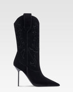 Stiefel aus schwarzem Samt.