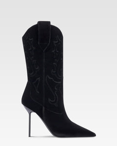 Stiefel aus schwarzem Samt.