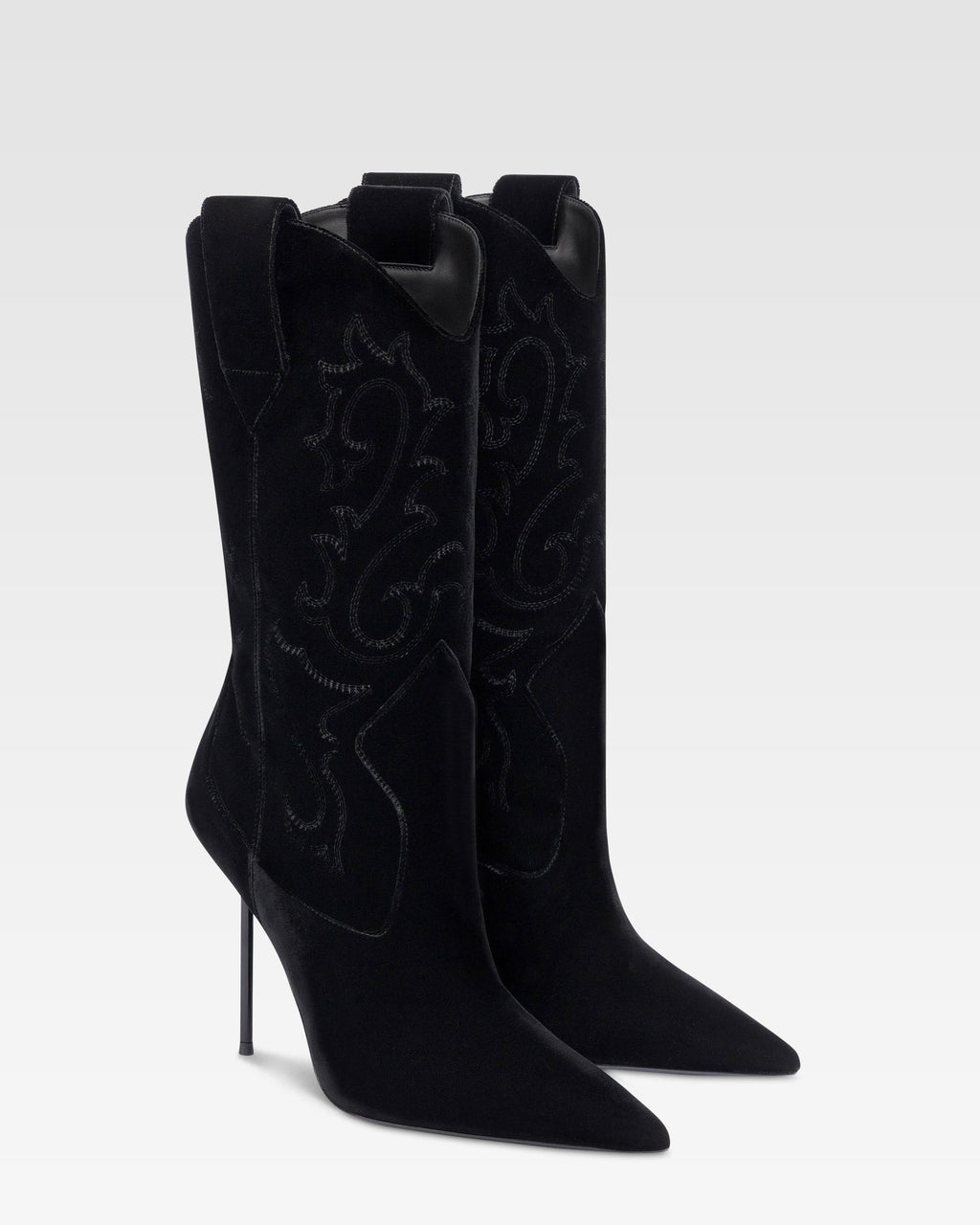 Stiefel aus schwarzem Samt.