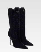 Stiefel aus schwarzem Samt.