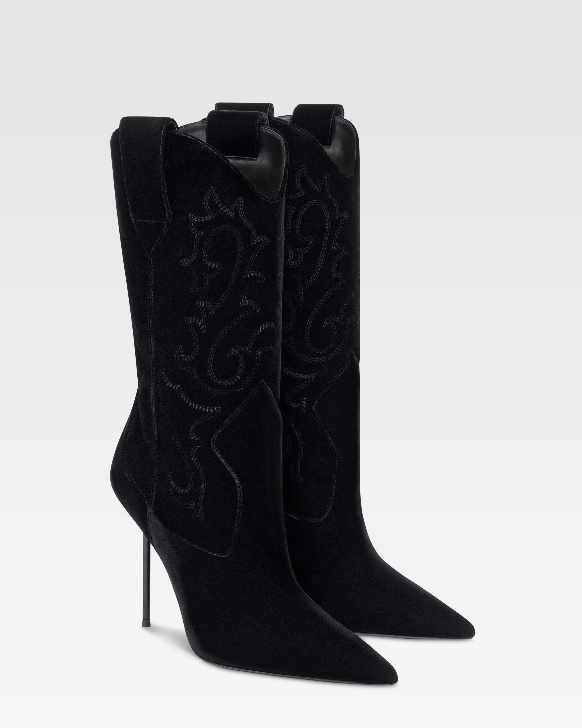 Botas de terciopelo de color negro.