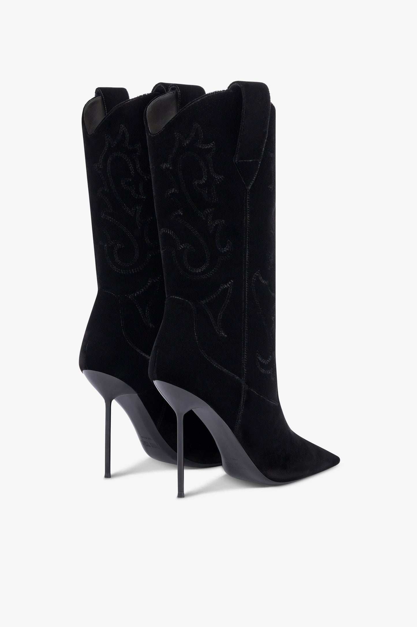 Botas de terciopelo de color negro.