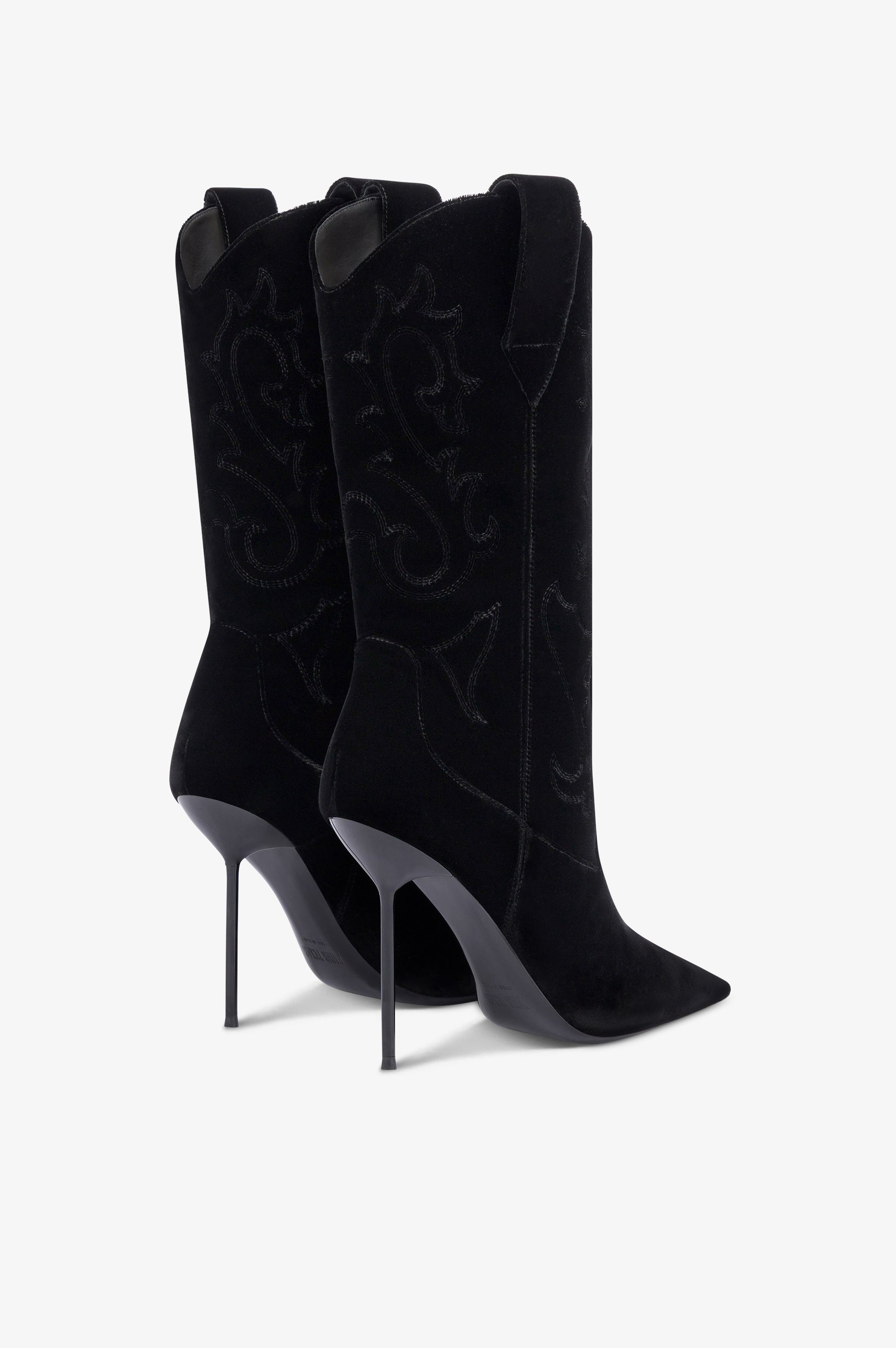 Botas de terciopelo de color negro.