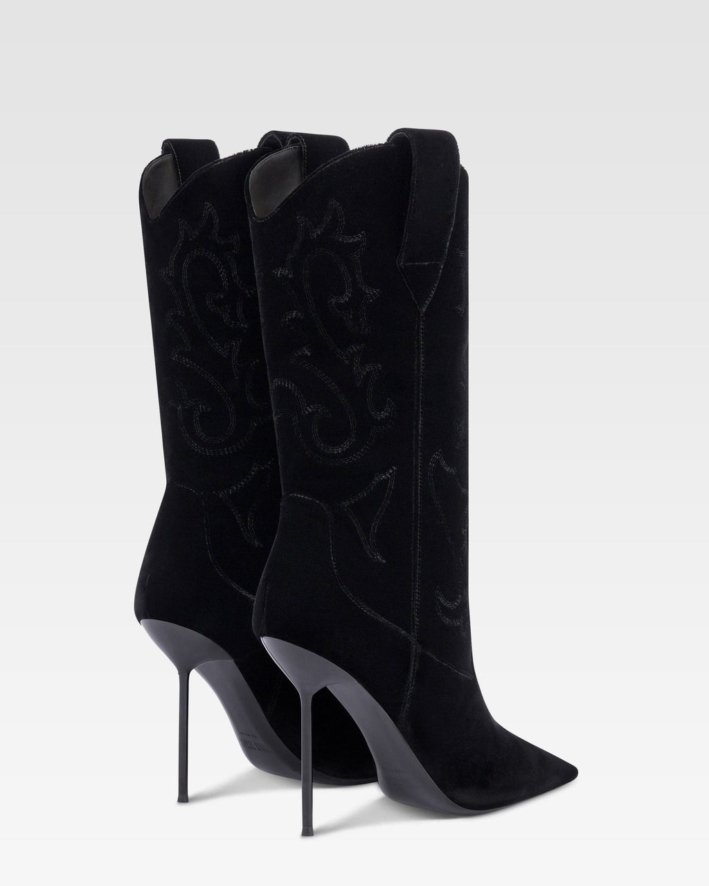 Stiefel aus schwarzem Samt.